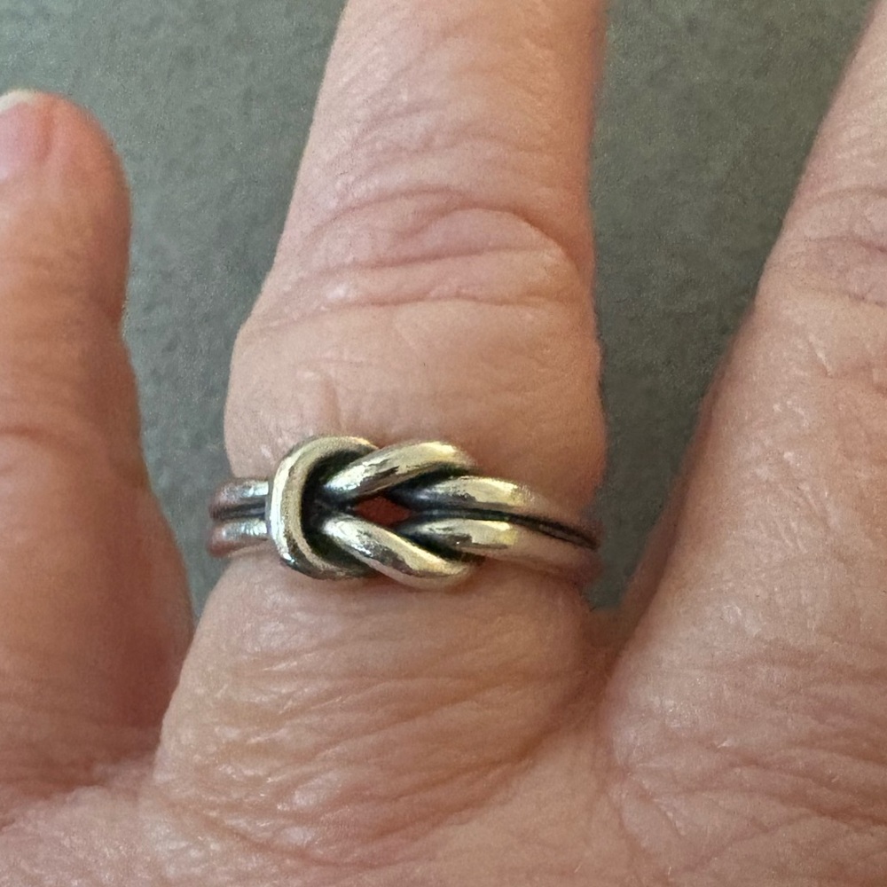 GUC retired James Avery ring. .925 sterling size 7.5